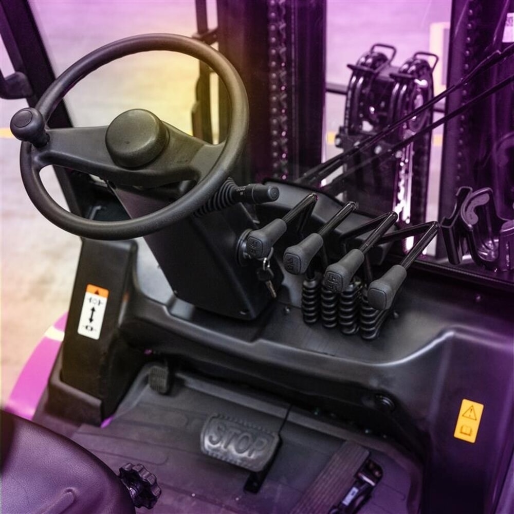 Číslo obrázka výrobku 7: Elektrický vysokozdvižný vozík CBH 2.5 AntOn by Jungheinrich s trojitým teleskopickým zdvíhacím zariadením, výška zdvihu 4 800 mm, nosnosť 2 500 kg, kabína na ochranu pred poveternostnými vplyvmi Eco, vrátane externej nabíjačky 80 V,