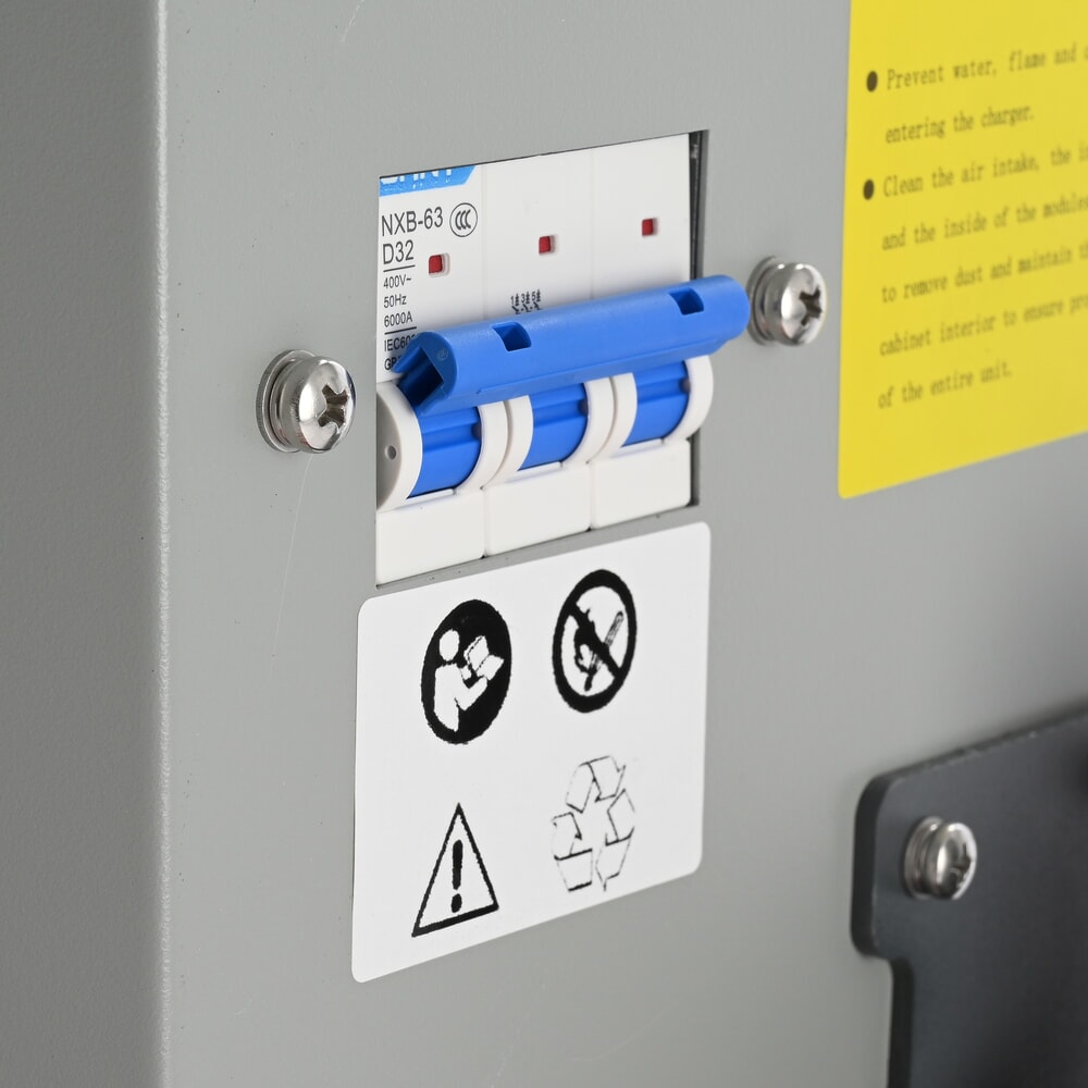 Číslo obrázka výrobku 3: Externá nabíjačka D400, 80 V, 100 A, CEE červená 32 A, 4-pinová – 3P+E pre elektrický vysokozdvižný vozík AntOn by Jungheinrich CBH 2.0