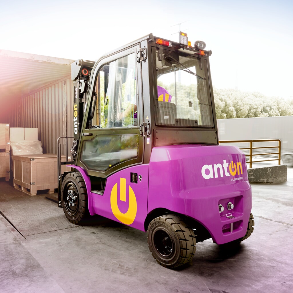 Číslo obrázka výrobku 9: AntOn by Jungheinrich elektrický vysokozdvižný vozík CBH 2.5 s trojitým teleskopickým zdvíhacím zariadením, výška zdvihu 4 800 mm, nosnosť 2 500 kg, kabína na ochranu pred poveternostnými vplyvmi Comfort, vrátane externej nabíjačky