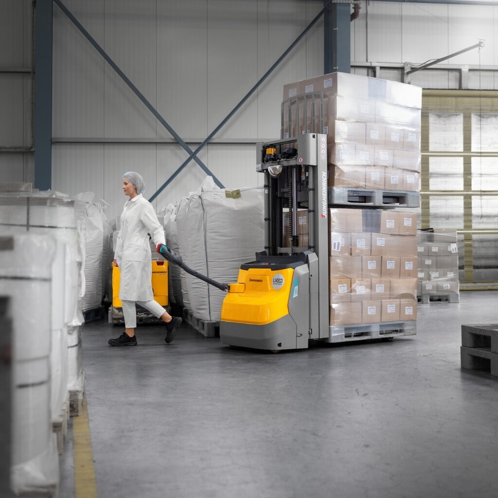 Elektrický vysokozdvižný vozík Jungheinrich EJC 110zi ZT, dvojité teleskopické zdvíhacie zariadenie, výška zdvihu 2 590 mm, nosnosť 1 000 kg, proporčná hydraulika, funkcia uchopenia dvoch paliet nad sebou Číslo obrázka výrobku 5: Elektrický vysokozdvižný vozík Jungheinrich EJC 110zi ZT, dvojité teleskopické zdvíhacie zariadenie, výška zdvihu 2 590 mm, nosnosť 1 000 kg, proporčná hydraulika, funkcia uchopenia dvoch paliet nad sebou