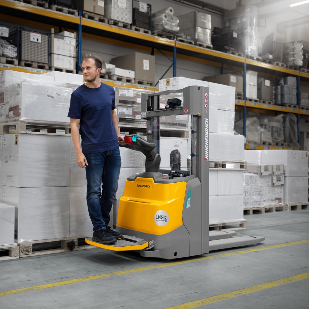Číslo obrázka výrobku 16: Elektrický vysokozdvižný vozík Jungheinrich ERC 110i ZZ so stojacou plošinou, dvojnásobný teleskopický zdvihový mechanizmus, výška zdvihu 3 900 mm, nosnosť 1 000 kg, proporčná hydraulika