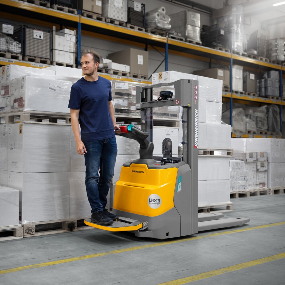 Číslo obrázka výrobku 12: Elektrický vysokozdvižný vozík Jungheinrich ERC 110zi ZT so stojacou plošinou, dvojnásobný teleskopický zdvihový mechanizmus, výška zdvihu 3 600 mm, nosnosť 1 000 kg, proporčná hydraulika, funkcia uchopenia dvoch paliet nad sebou