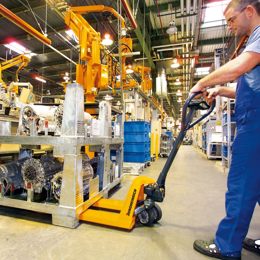 Ručný paletový vozík Jungheinrich AM 22 s rýchlym zdvihom a prevádzkovou a parkovacou brzdou, nosnosťou 2 200 kg, dĺžkou vidlíc 1 150 mm, celogumové/polyuretán Číslo obrázka výrobku 4: Ručný paletový vozík Jungheinrich AM 22 s rýchlym zdvihom a prevádzkovou a parkovacou brzdou, nosnosťou 2 200 kg, dĺžkou vidlíc 1 150 mm, celogumové/polyuretán